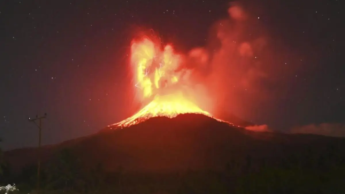 Hasta siete volcanes despiertan a la vez tras el terremoto de Kamchatka.