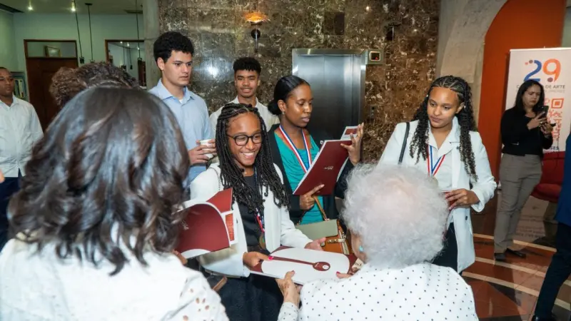 Estudiantes galardonados con el Premio al Mérito Escolar, recibidos por la vicepresidenta de República Dominicana