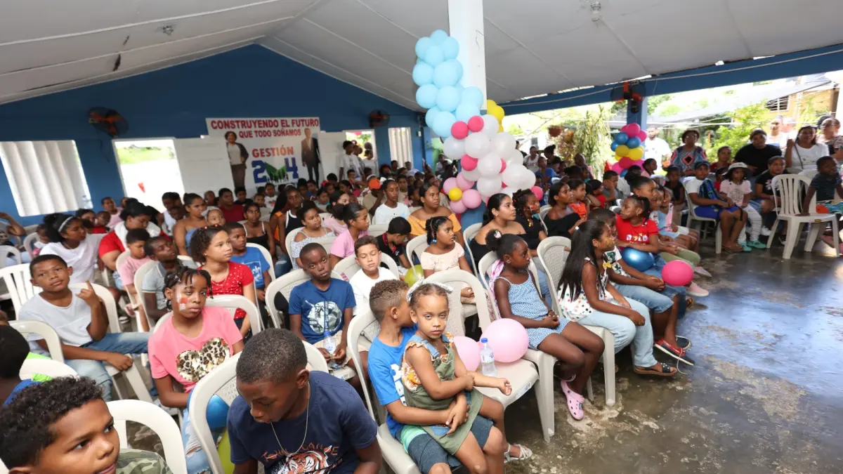 Niños a la espera de sus juguetes.