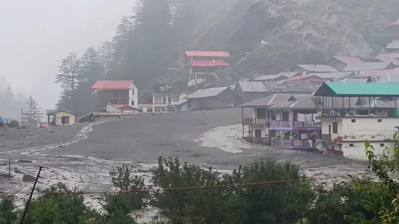 Cuatro muertos y 100 desaparecidos tras repentina riada en el Himalaya indio