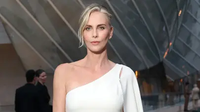 Charlize Theron cumple 50 a&ntilde;os: medio siglo de car&aacute;cter y reinvenci&oacute;n en Hollywood