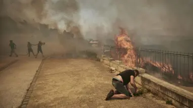 Sigue vivo el incendio del sur de España que obligó a evacuar a miles de turistas y bañistas