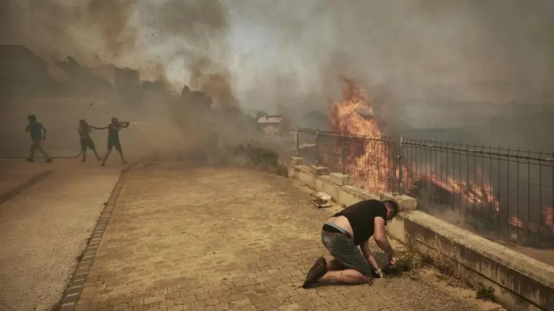 Sigue vivo el incendio del sur de España que obligó a evacuar a miles de turistas y bañistas