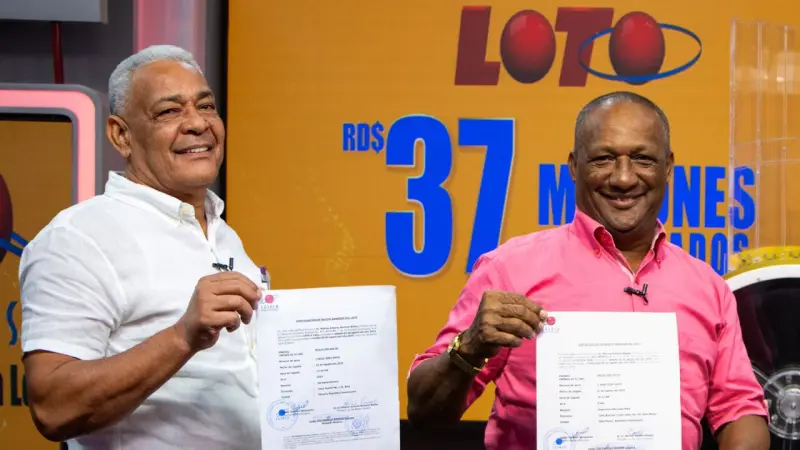 LEIDSA entrega certificados a los ganadores de los 37 millones en el Loto