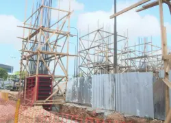 Pocos avances en la construcción del Teleférico de Santo Domingo Oeste; sólo hay letreros y madera en el terreno de las obras