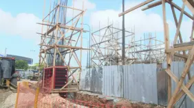 Pocos avances en la construcción del Teleférico de Santo Domingo Oeste; sólo hay letreros y madera en el terreno de las obras