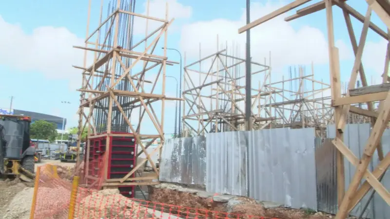 Pocos avances en la construcción del Teleférico de Santo Domingo Oeste; sólo hay letreros y madera en el terreno de las obras