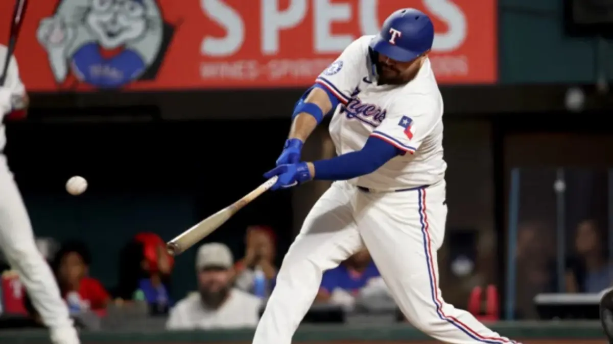 El dominicano Rowdy Tellez  de los Rangers de Texas impulsó dos carreras con un sencillo durante la octava entrada contra los Yanquis de Nueva York.
