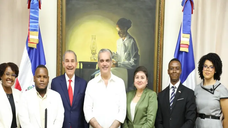 Presidente Abinader despide a becarios Fulbright-MESCyT
