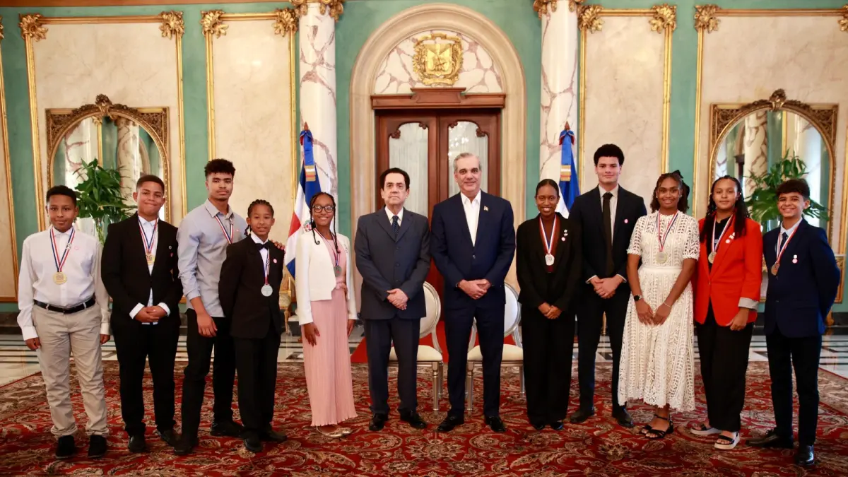 Presidente Abinader recibe a los estudiantes dominicanos residentes en España galardonados con el Premio al Mérito Escolar 2025