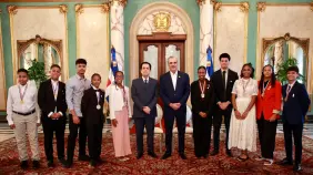 Presidente Abinader recibe a los estudiantes dominicanos residentes en España galardonados con el Premio al Mérito Escolar 2025