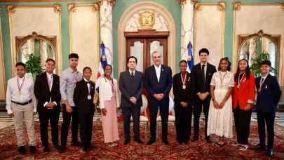 Presidente Abinader recibe a los estudiantes dominicanos residentes en Espa&ntilde;a galardonados con el Premio al M&eacute;rito Escolar 2025