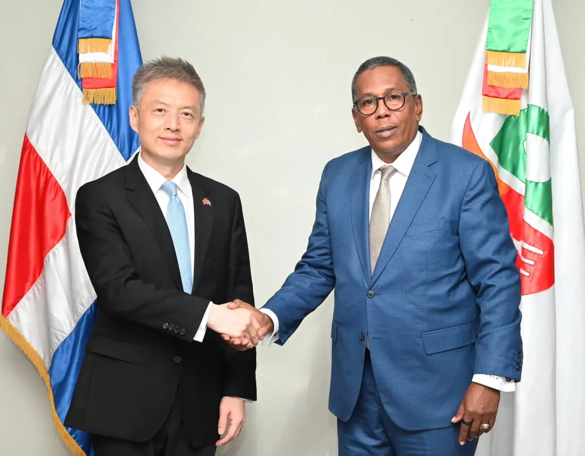 Director general de Comedores Económicos del Estado Dominicano, Edgar Augusto Féliz Méndez y el embajador de la República Popular China en el país, Chen Luning,