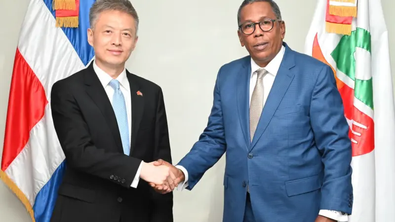 Embajador de China visita Comedores Económicos del Estado Dominicano