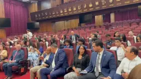 Estudiantes meritorios de la diáspora dominicana visitan el Congreso Nacional