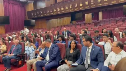 Estudiantes meritorios de la di&aacute;spora dominicana visitan el Congreso Nacional