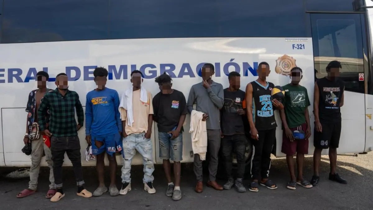 Haitianos indocumentados detenidos por la Dirección General de Migración (DGM).