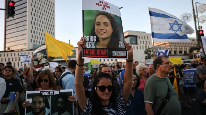 Exrehenes exigen el fin de la guerra en Gaza en acto frente a la oficina de Netanyahu