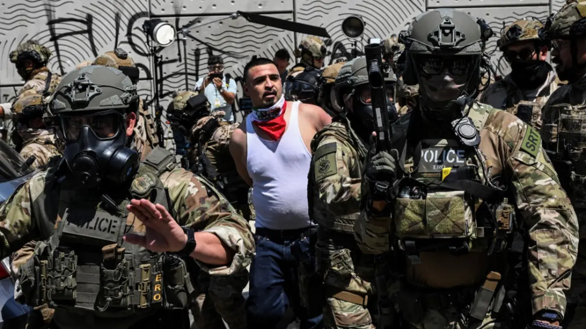 Tío Sam y Superman se unen en apoyo a redadas contra inmigrantes