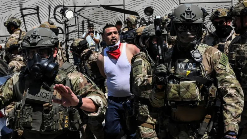 Tío Sam y Superman se unen en apoyo a redadas contra inmigrantes