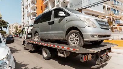 Retiran chatarras y veh&iacute;culos mal estacionados en el Ensanche Quisqueya