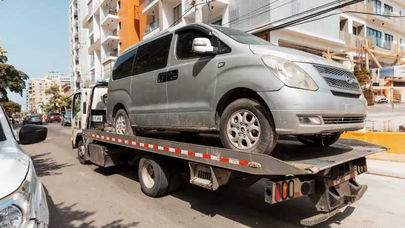 Retiran chatarras y vehículos mal estacionados en el Ensanche Quisqueya