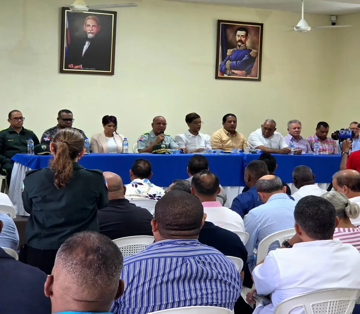 Gobernadora de La Altagracia y DIGESETT se reúnen con transportistas y comunitarios por tránsito en Higüey