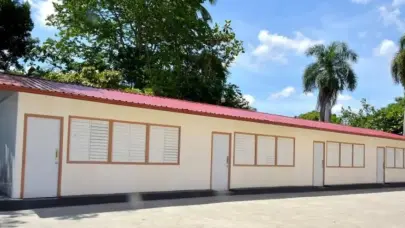 Gobierno prev&eacute; concluir instalaci&oacute;n de aulas m&oacute;viles en octubre