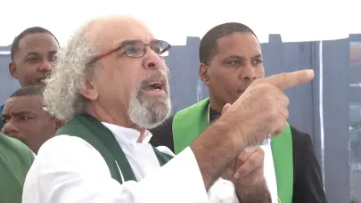 En homenaje del Jet Set, padre Rogelio reclama a policías que no lo graben