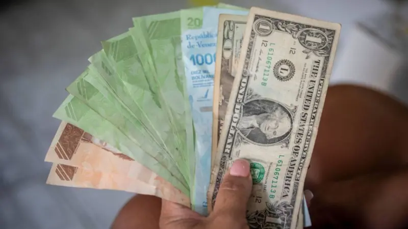 Salario mínimo en Venezuela llega a un dólar por mes, según el cambio del Banco Central