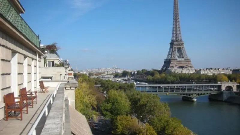 Generaciones de una familia francesa conviven en una péniche en Issy-les-Molineaux