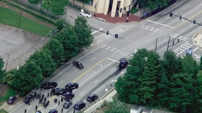 Sospechoso fallecido y policía herido tras tiroteo en Universidad Emory en Atlanta