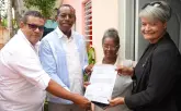 Entrega de títulos a domicilio lleva esperanza a familias vulnerables de San Pedro de Macorís