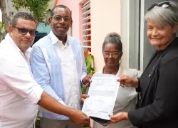 Entrega de títulos a domicilio lleva esperanza a familias vulnerables de San Pedro de Macorís