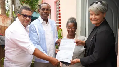 Entrega de títulos a domicilio lleva esperanza a familias vulnerables de San Pedro de Macorís