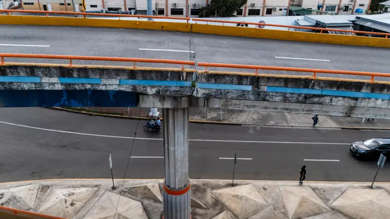 Ciudadanos alertan sobre grieta en el elevado de la Winston Churchill; exigen intervención urgente