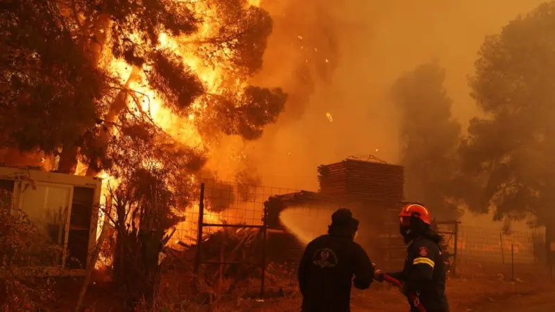 Un incendio se expande cerca de Olimpia en Grecia, al tiempo que se controla el de Atenas