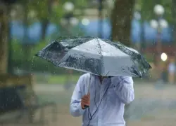 Temperaturas calurosas continuarán este sábado, pese a vaguada, según Indomet.