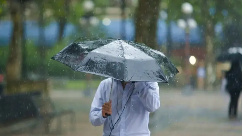 Temperaturas calurosas continuarán este sábado, pese a vaguada, según Indomet.