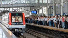 En función trenes de seis vagones en la primera línea del metro