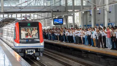 En función trenes de seis vagones en la primera línea del metro