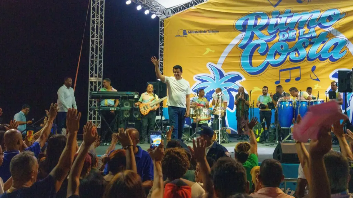 Bañada de merengue David Collado inaugura plataforma Ritmo de la Costa en malecón SDE.