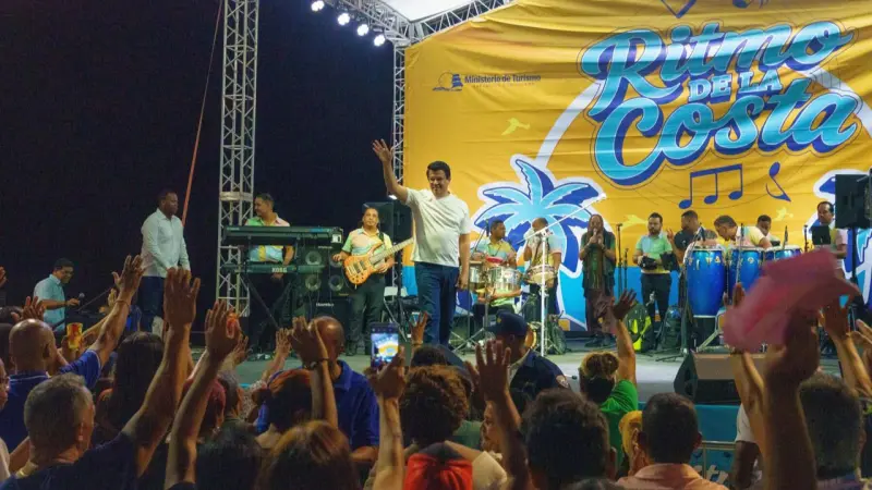 Bañada de merengue David Collado inaugura plataforma Ritmo de la Costa en malecón SDE.