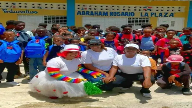 Fundación Pa Llevar Alegría lleva alegría con útiles escolares a niños de Hato Mayor