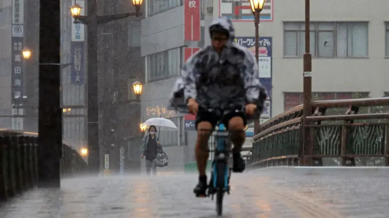 Las lluvias récord en el sudoeste de Japón dejan 1,600 evacuados y al menos un fallecido