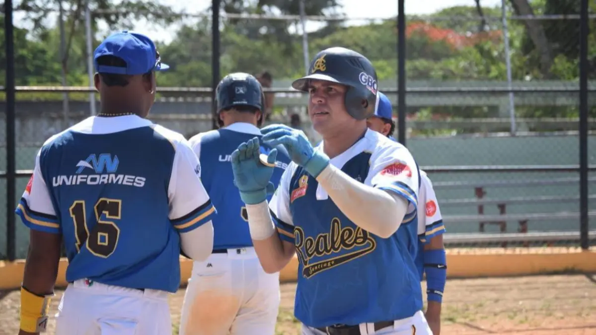 Luis González, de los Mineros de Bonao, tras despachar uno de sus dos jonrones el viernes.