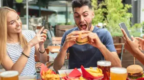 Alimentos ultraprocesados dominan en la dieta de los adultos y niños en EE.UU.