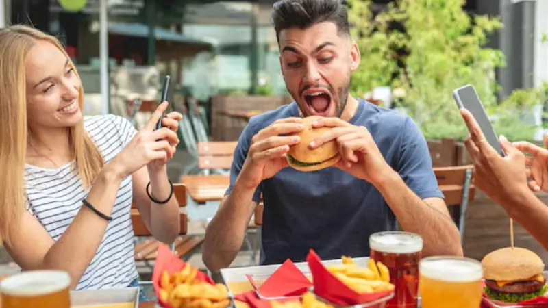 Alimentos ultraprocesados dominan en la dieta de los adultos y niños en EE.UU.