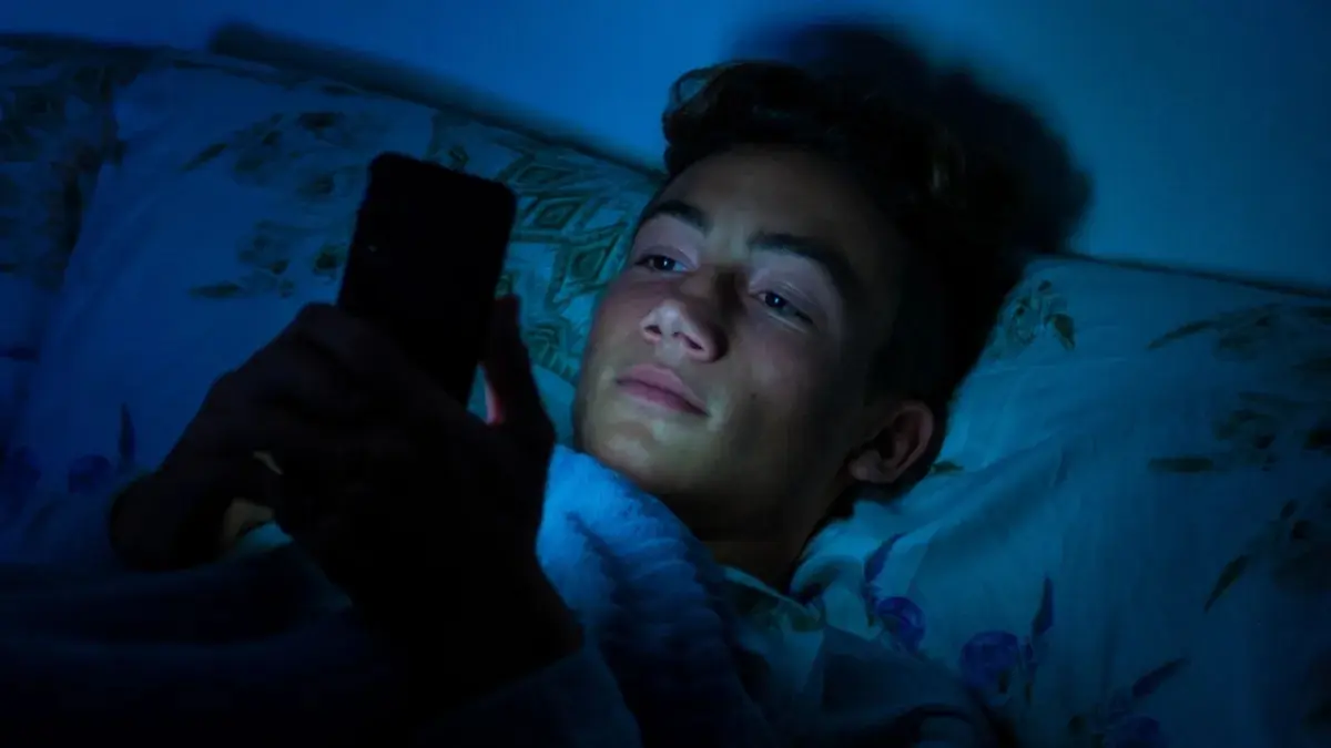 Estrés digital impacta rendimiento académico de los jóvenes: ¿qué es y cómo afecta?