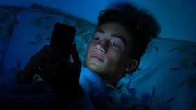 Estrés digital impacta rendimiento académico de los jóvenes: ¿qué es y cómo afecta?